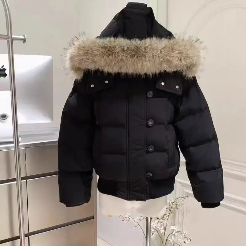Abrigo acolchado con capucha y cuello de pelo